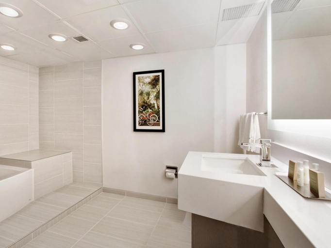Bathroom 5, DoubleTree by Hilton New Orleans, Orleans