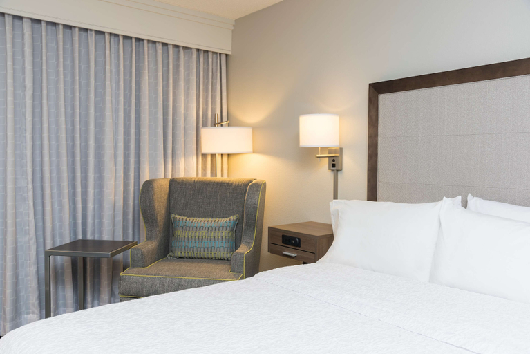Bedroom 2, Hampton Inn by Hilton Milwaukee Northwest, Milwaukee