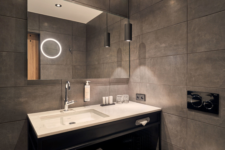 Bathroom 5, Van der Valk Hotel Antwerpen, Antwerpen