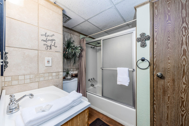 Bathroom 3, Canyon Creek Lodge 111, Lincoln