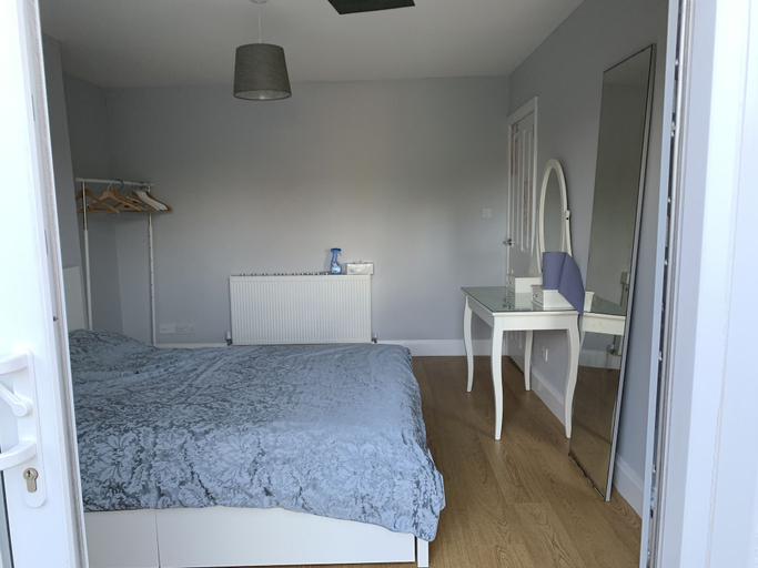 Others 5, Immaculate 4 Bedroom House, Near Central London, London
