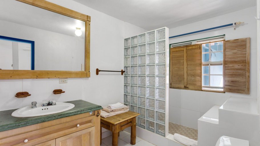 Bathroom 4, Edwards Guesthouse