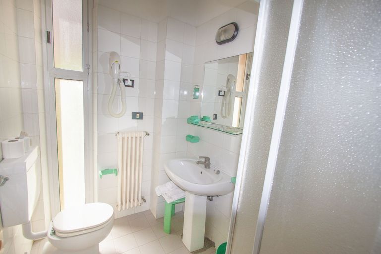Bathroom 3, Hotel La Torretta Bramante, Rimini