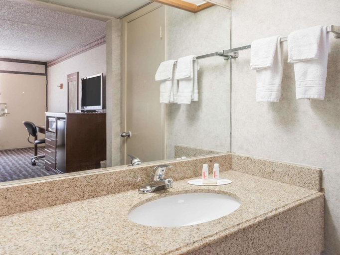 Bathroom 4, Days Inn by Wyndham Midland, Midland