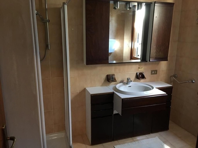 Bathroom 4, Casa Bellodi, Modena