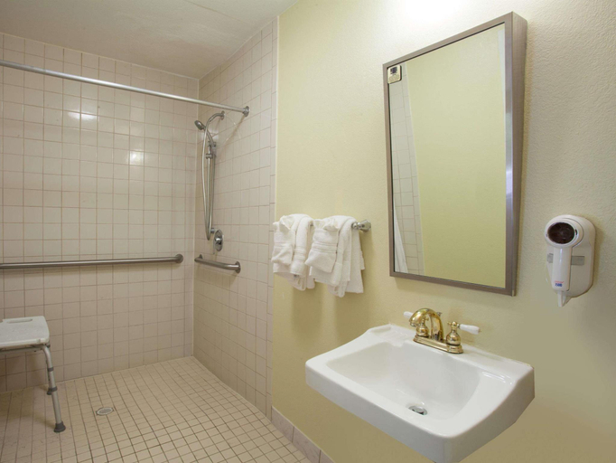 Bathroom 4, Econo Lodge Daytona Beach - Speedway, Volusia
