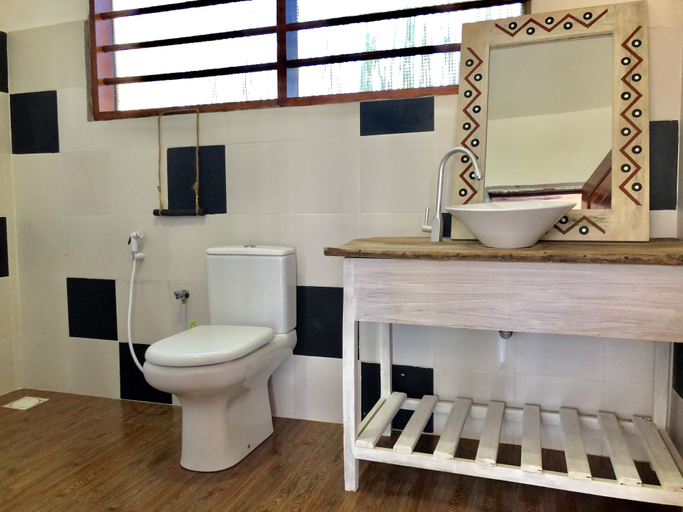 Bathroom 3, Promised Land Lodge, Kusini
