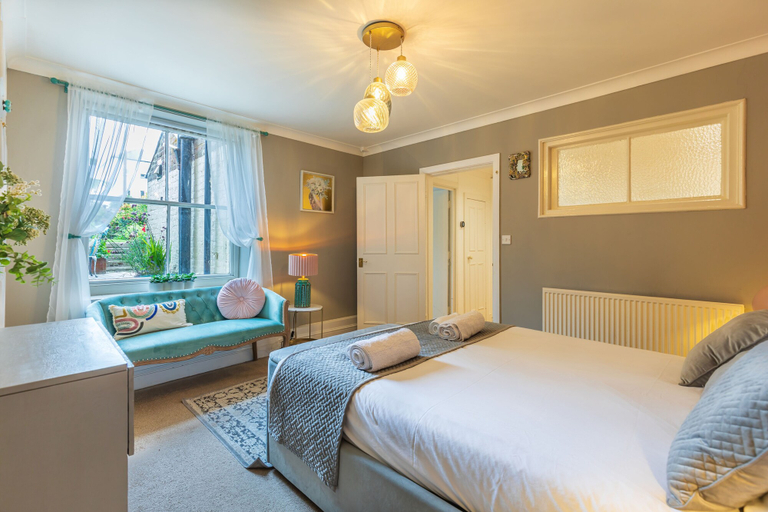 Bedroom 5, Seafront Apartment Private Garden & Free Parking, West Sussex