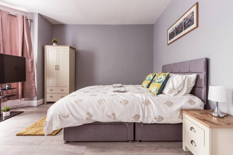 Room 4, North Central London House/ Sleeps8/garden/wifi, London
