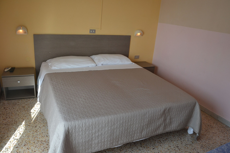 Bedroom 4, Hotel Britta, Rimini