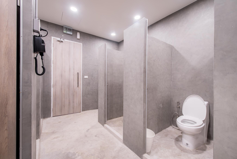 Bathroom 4, Nornyaowarat Hotel, Samphantawong