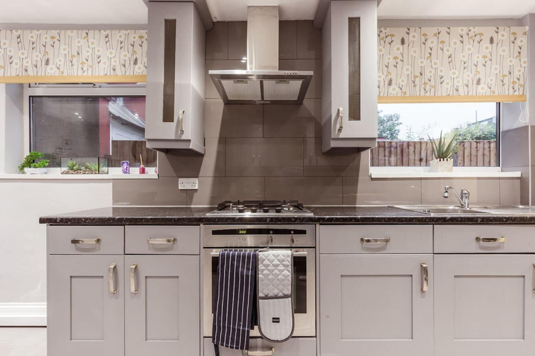 Private kitchen 3, North Central London House/ Sleeps8/garden/wifi, London
