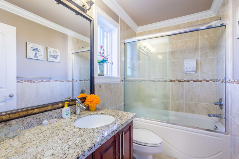 Bathroom 4, Vancouver Yuelai Guesthouse, Greater Vancouver