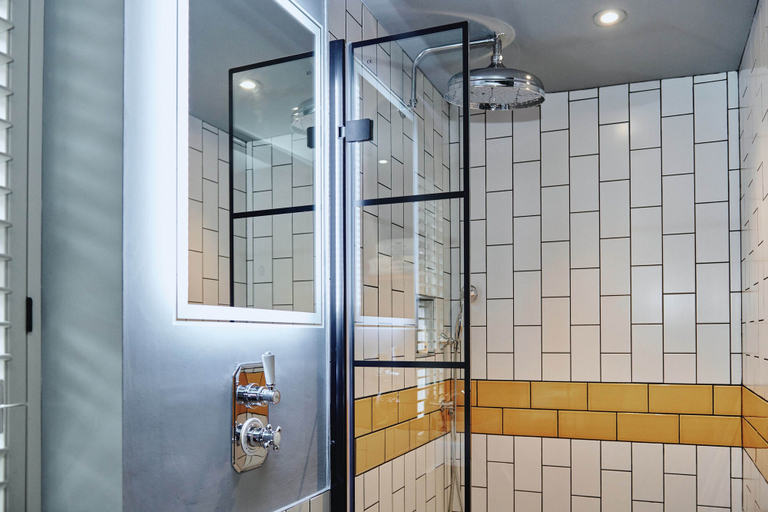 Bathroom 2, The Kings Arms, Surrey