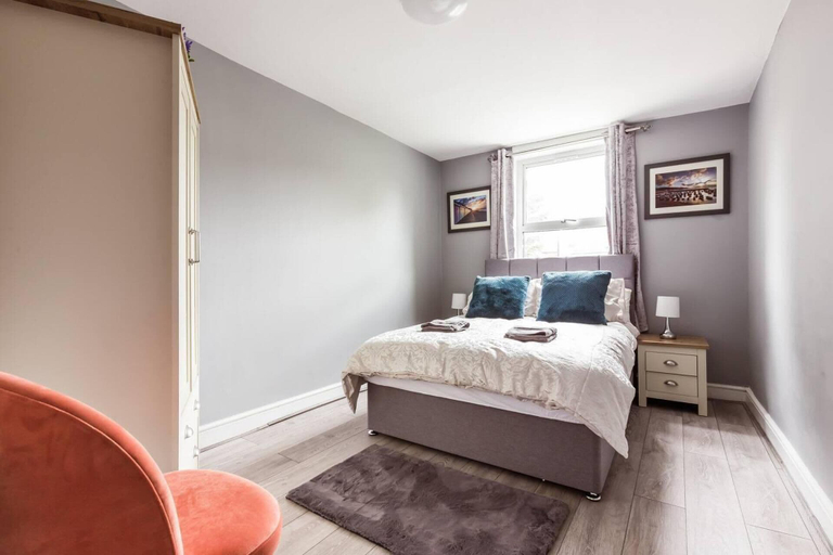 Room 5, North Central London House/ Sleeps8/garden/wifi, London
