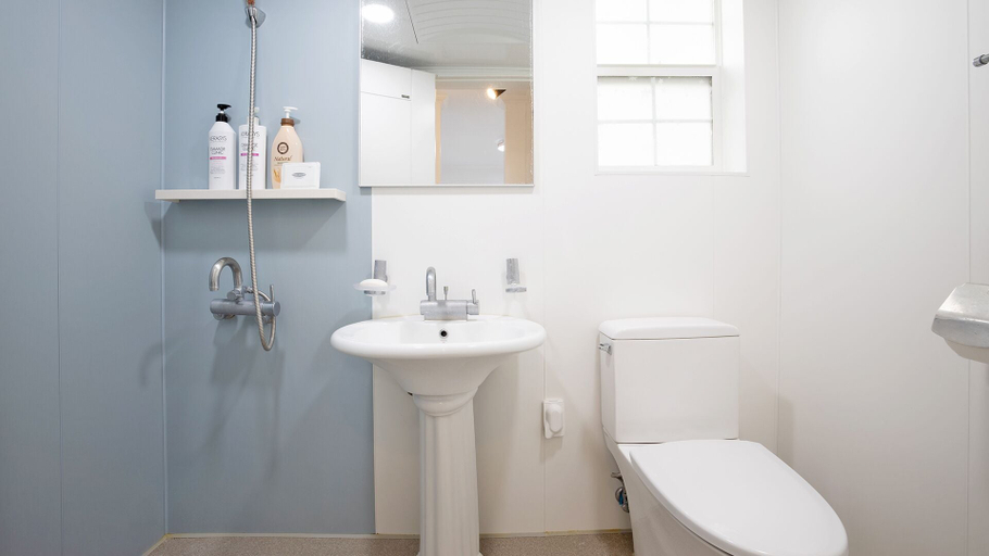 Bathroom 4, Star Palace, Taean