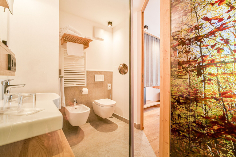 Bathroom 5, Mountain Design Hotel Eden Selva, Bolzano