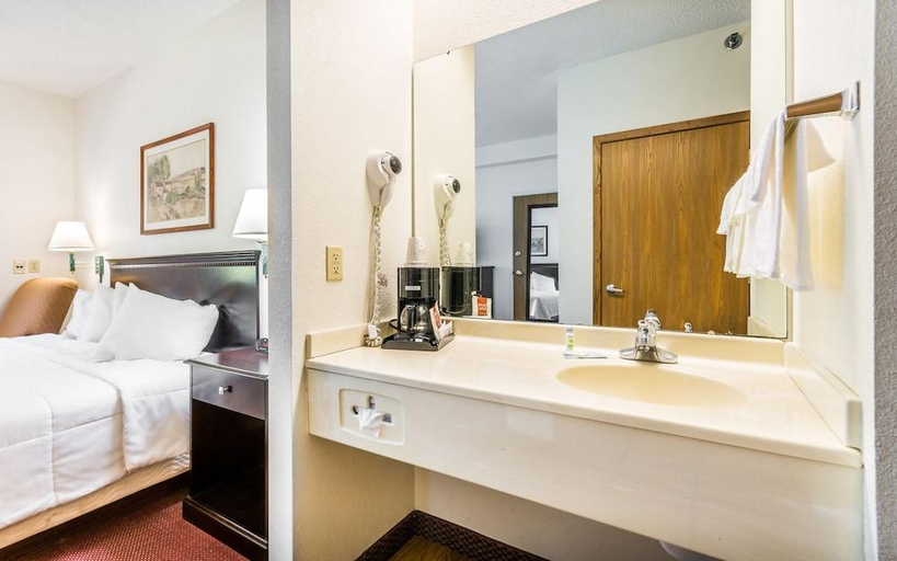 Bathroom 3, Wamego Inn And Suites, Pottawatomie