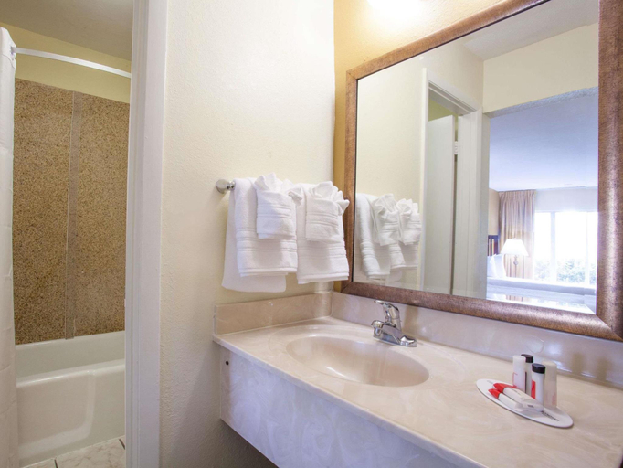 Bathroom 4, Econo Lodge Daytona Beach - Speedway, Volusia