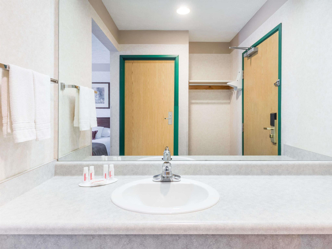 Bathroom 4, Ramada by Wyndham Strasburg Dover, Tuscarawas