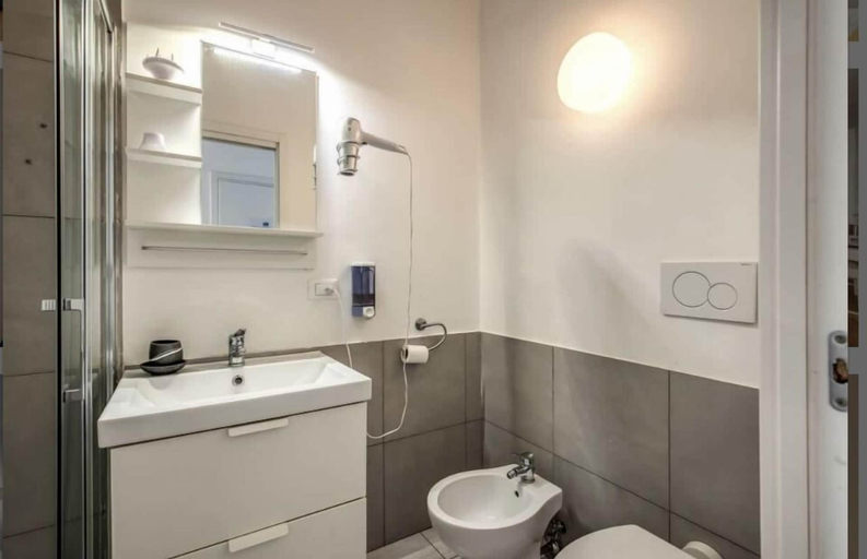 Bathroom 5, Residenza Giulia al Colosseo, Rome