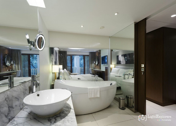 Bathroom 5, Le Méridien Mahabaleshwar Resort & Spa, Satara