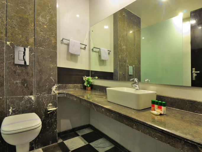 Bathroom 4, Hotel Elegance, Delhi