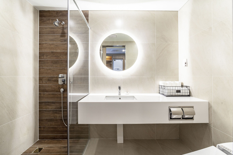 Bathroom 4, Ocean 2 Heaven, Suyeong