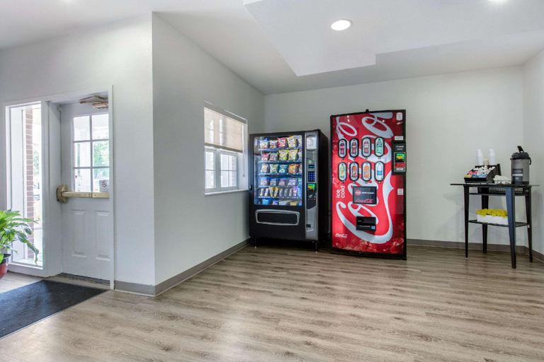 Food & Drinks, Suburban Studios Birmingham Homewood I-65, Jefferson