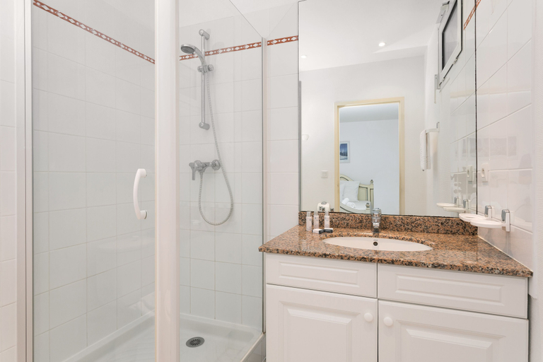 Bathroom 5, Les Villas de la Prade, Landes