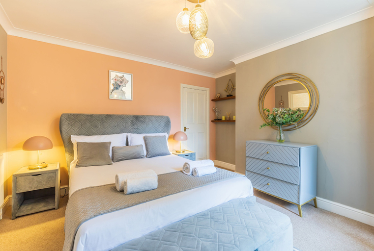 Bedroom 4, Seafront Apartment Private Garden & Free Parking, West Sussex