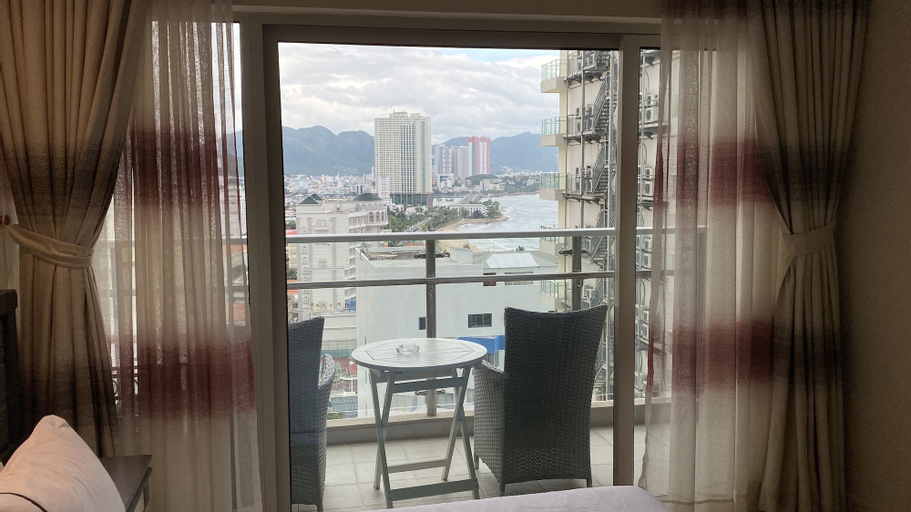 Exterior & Views 8