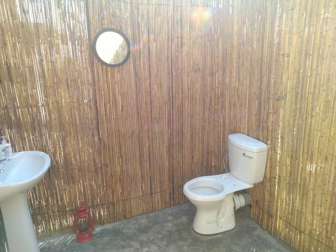 Bathroom 3, Pop Lamont Camp, Chobe