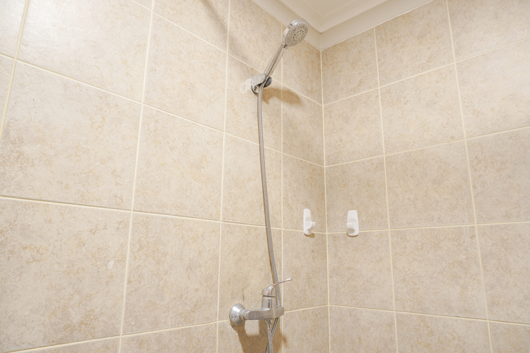 Bathroom 5, Nice and Comfort 2BR Apartment at Marbella Kemang Residence By Travelio, Jakarta Selatan