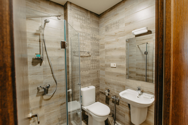 Bathroom 4, Seventeen Rooms, Telavi