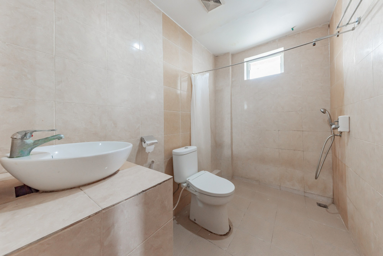 Bathroom 4, Urbanview Hotel Onyx Ketapang by RedDoorz, Ketapang