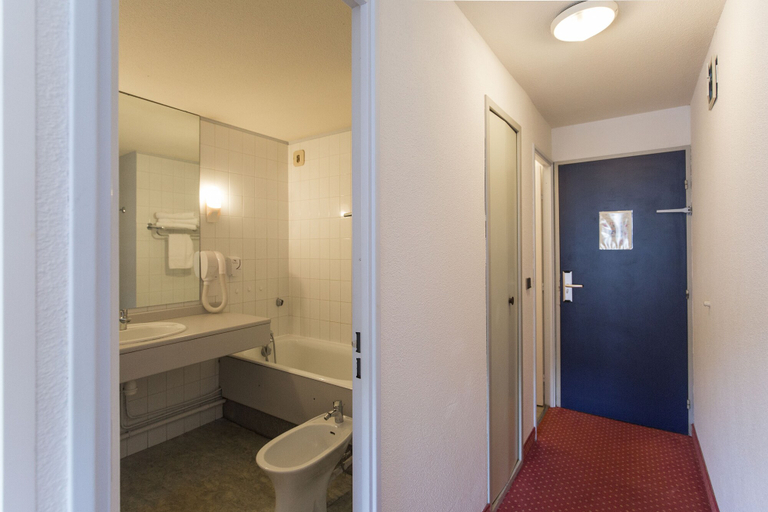 Bathroom 4, Hotel National, Hautes-Pyrénées