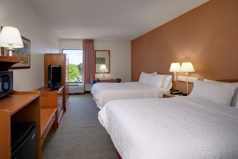 Bedroom 2, HAMPTON INN BURLINGTON/MOUNT HOLLY, Burlington