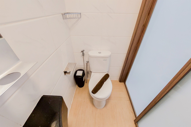 Bathroom 5, Cozy Living Studio Apartment Sky House BSD By Travelio, South Tangerang