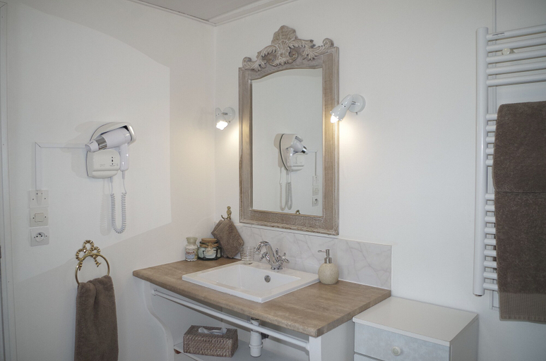 Bathroom 5, Les 4 Saisons, Calvados