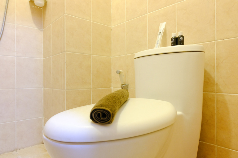 Bathroom 5, Great Deal Studio at Pinewood Apartment By Travelio, Sumedang