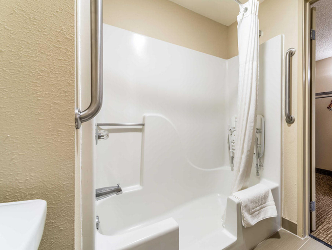 Bathroom, Comfort Inn Festus-St. Louis South, Jefferson