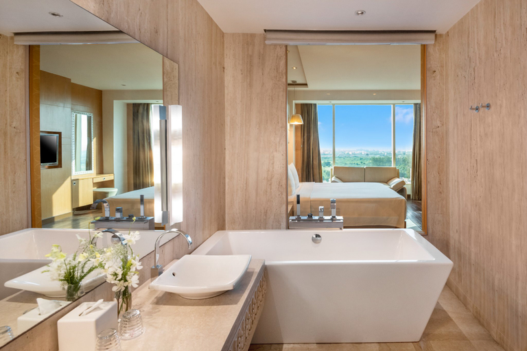 Bathroom 5, Crowne Plaza GREATER NOIDA by IHG, Gautam Buddha Nagar