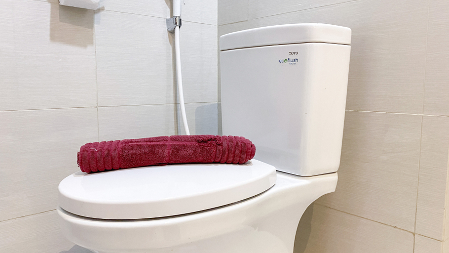 Bathroom 5, Simply Look Studio at Green Sedayu Apartment By Travelio, West Jakarta