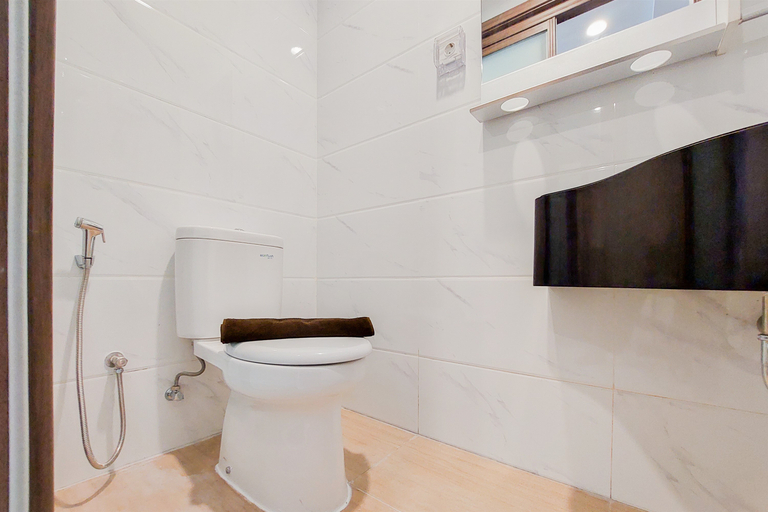 Bathroom 5, Wonderful Studio Apartment at Sky House Alam Sutera By Travelio, Tangerang