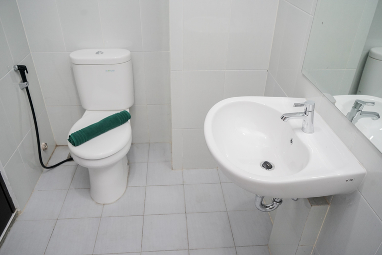 Bathroom 5, Comfort and Cozy Studio at Casa de Parco Apartment By Travelio, Tangerang