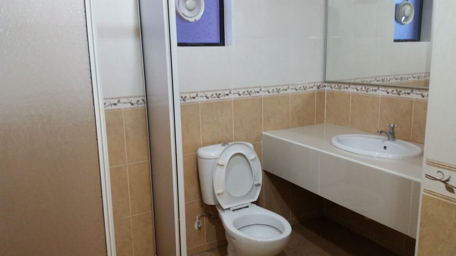 Bathroom 4, KK Marina Court Resort Vacation Condos, Kota Kinabalu