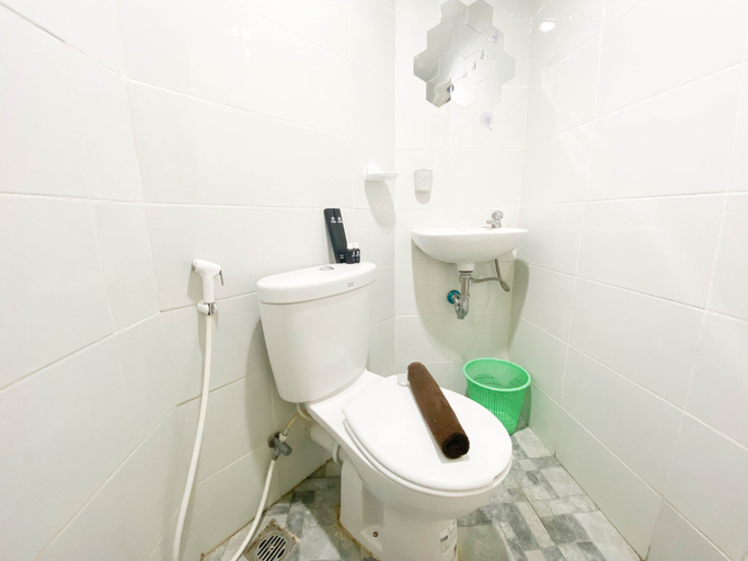 Bathroom 5, Homey 1BR without Living Room at Amartha View Apartment By Travelio, Semarang