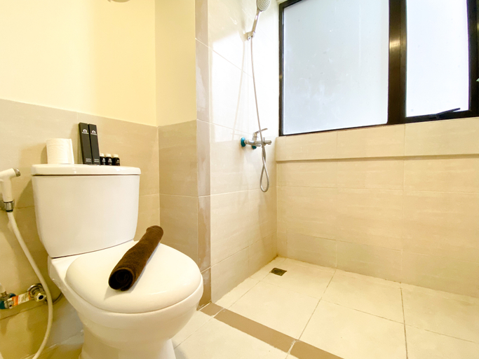 Bathroom 5, Spacious and Comfy 2BR with Extra Room at Meikarta Apartment By Travelio, Cikarang