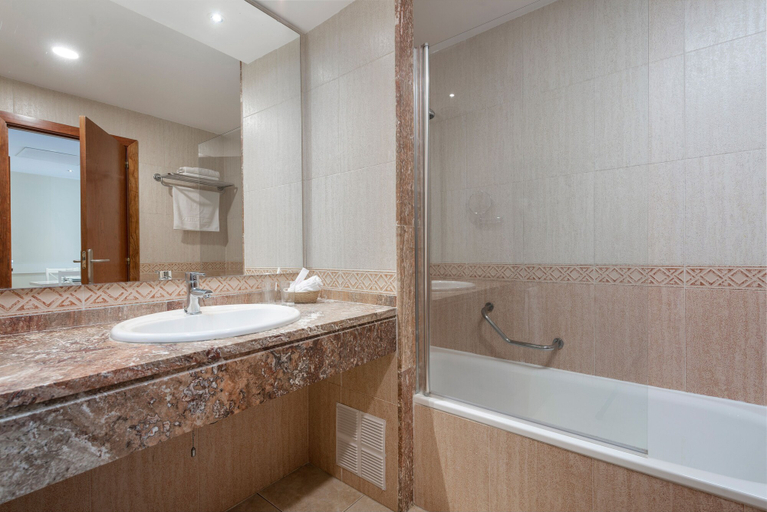 Bathroom 5, Aparthotel Can Picafort Palace, Baleares